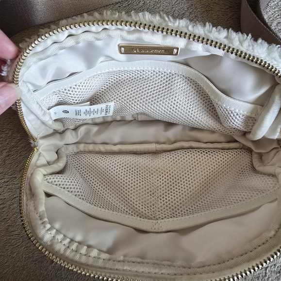 Lululemon Everywhere Belt Bag Fleece 1L Ivory - Picture 5 of 8